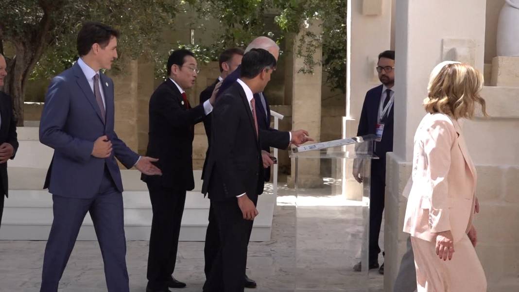 İtalya Başbakanı Meloni, Biden'ı beklerken sıkıldı; telefonu elinden düşüremedi 6